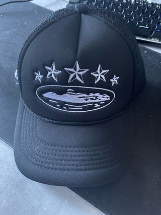 Cappello nero con stelle e nave