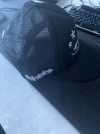 Cappello nero con stelle e nave