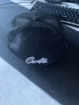 Cappello nero con stelle e nave