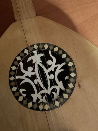 Laúd de madera con roseta decorativa