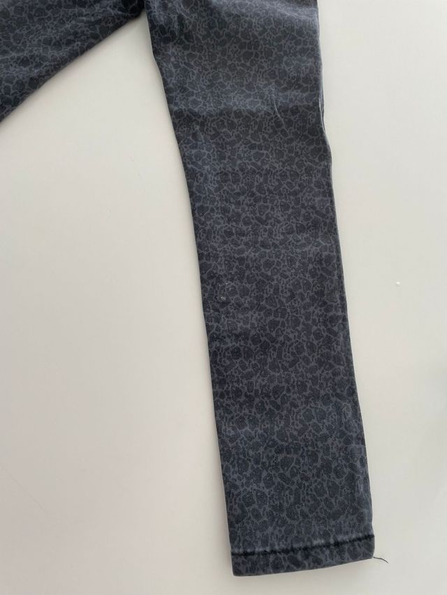 Pantalón vaquero estampado animal print