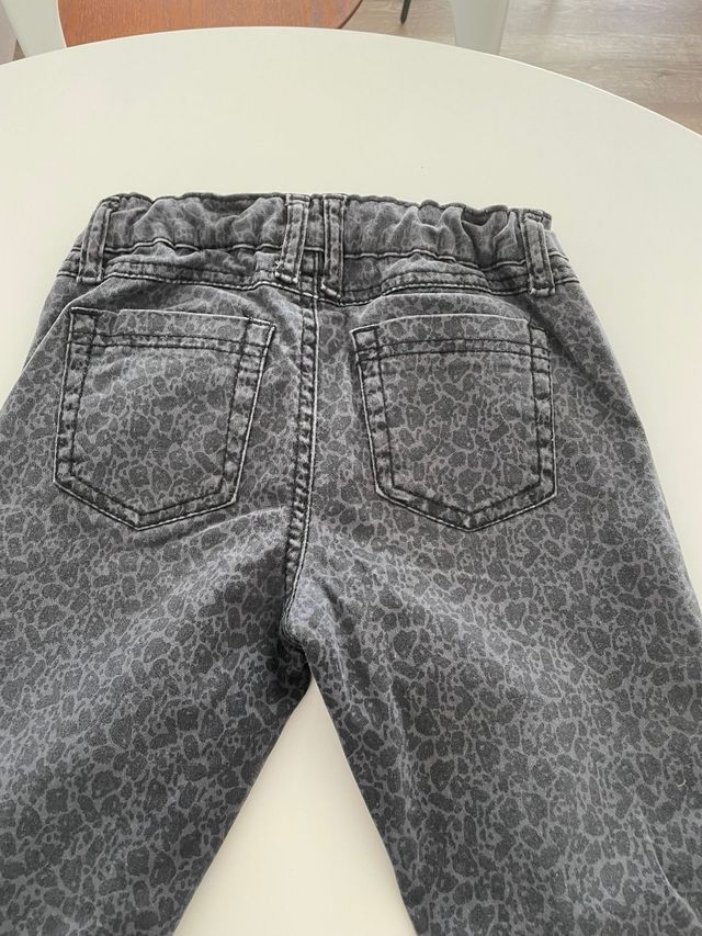 Pantalón vaquero estampado animal print