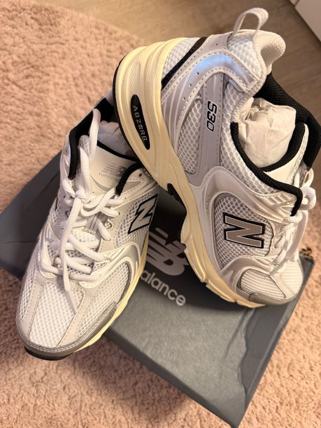 New Balance 530 Plata y Blanco