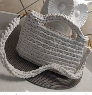 Borsetta uncinetto bianca con dettagli oro