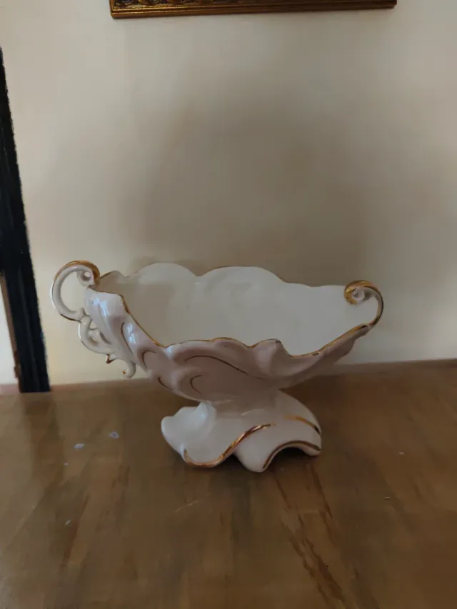 Centrotavola in porcellana bianca e dorata