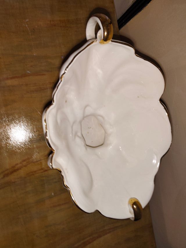 Centrotavola in porcellana bianca e dorata