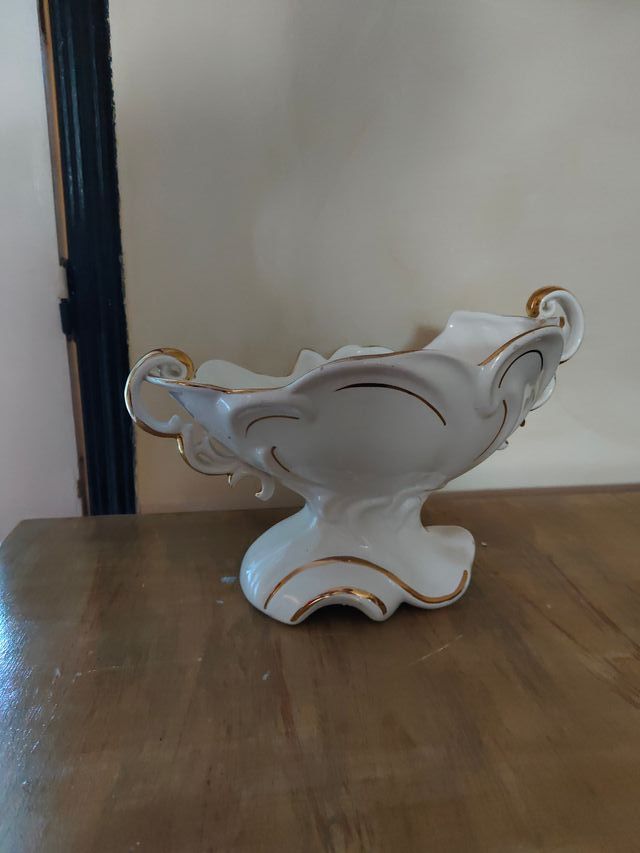 Centrotavola in porcellana bianca e dorata