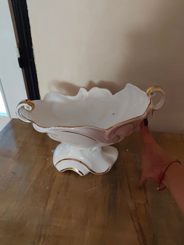 Centrotavola in porcellana bianca e dorata