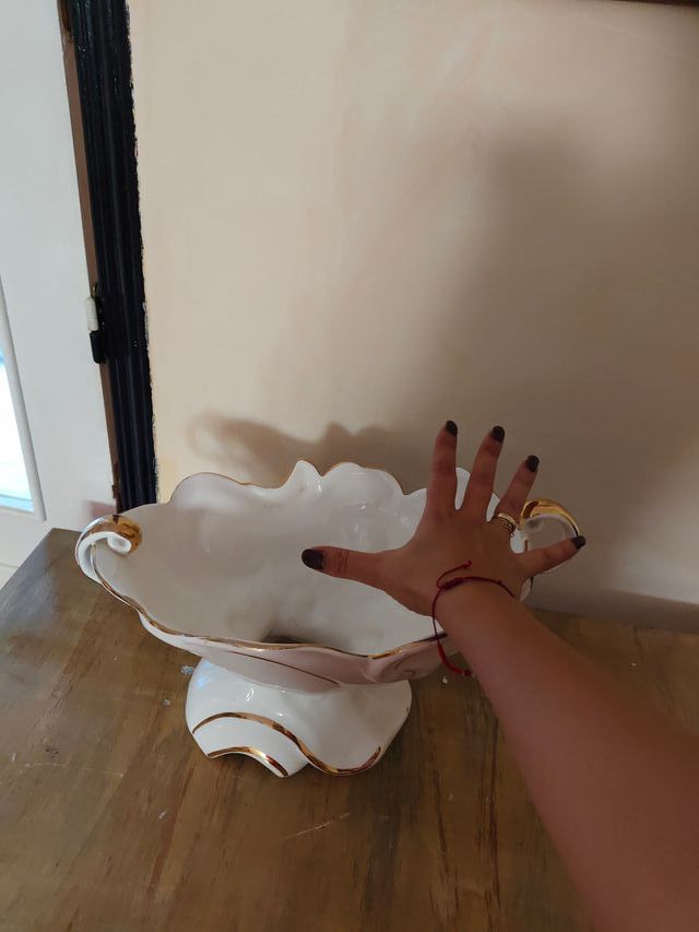 Centrotavola in porcellana bianca e dorata