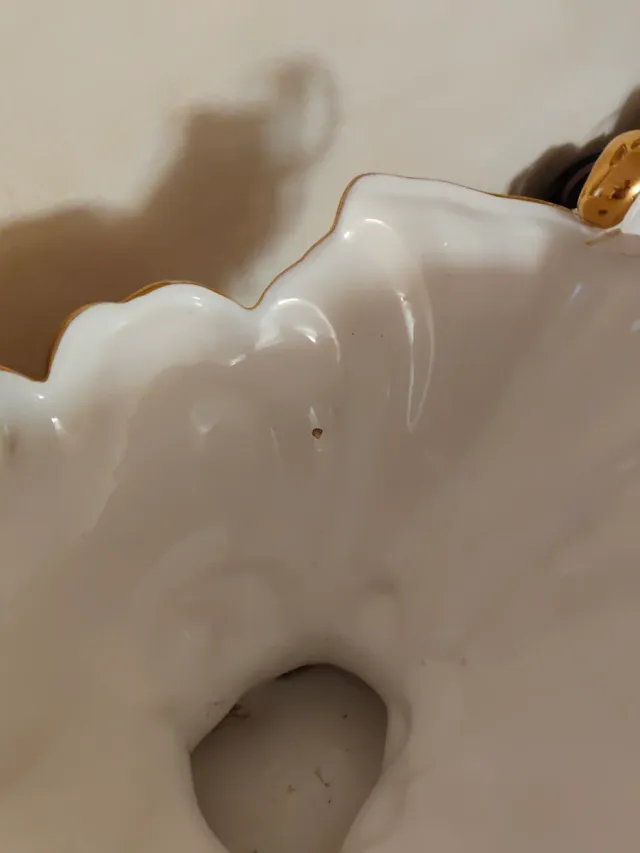 Centrotavola in porcellana bianca e dorata