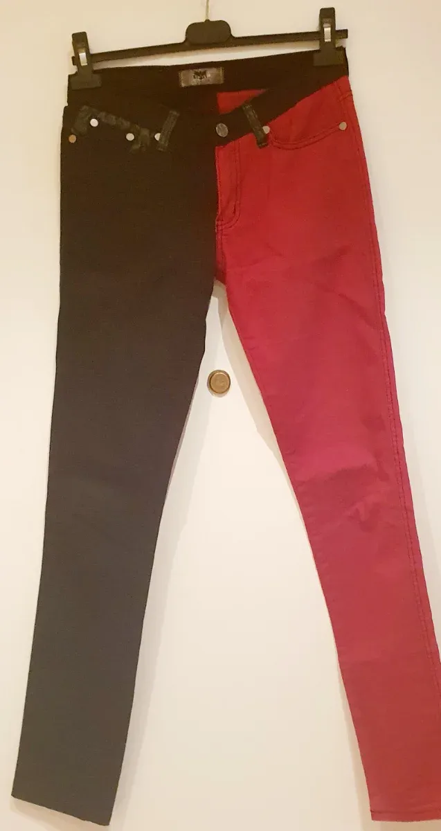 Pantaloni bicolore rossi e neri