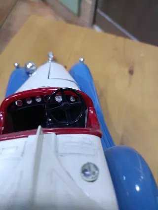 Auto da collezione blu e bianco
