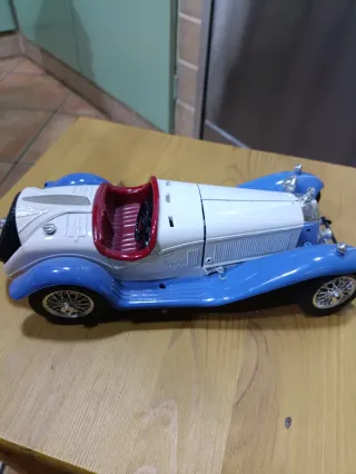 Auto da collezione blu e bianco
