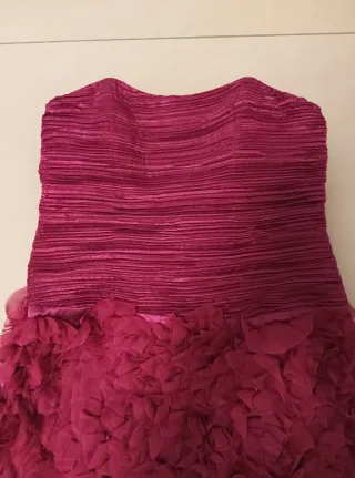 Vestido de fiesta burdeos.