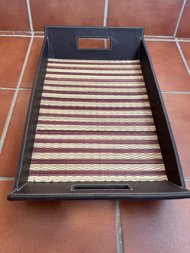 Bandeja decorativa con asas