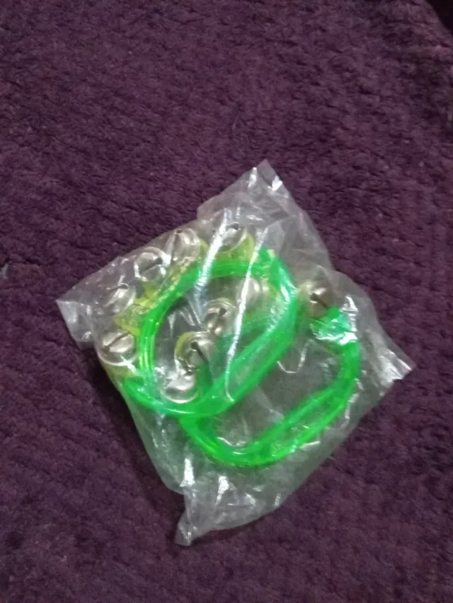 Pandereta con cascabeles verdes