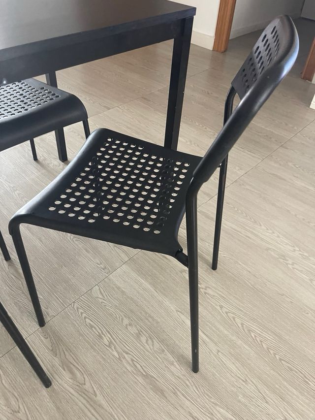 Mesa comedor negra con 4 sillas