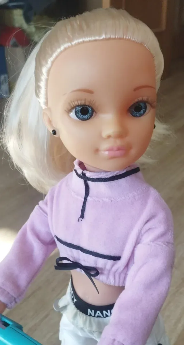 Muñeca Nancy con patinete