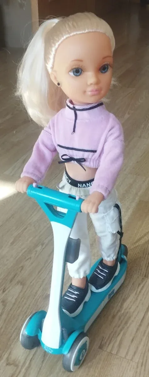 Muñeca Nancy con patinete