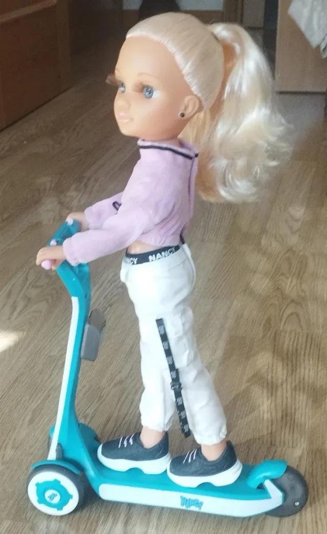Muñeca Nancy con patinete