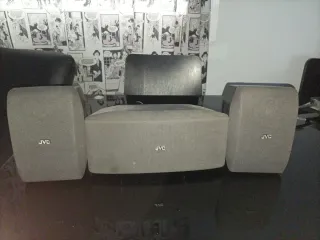 Altavoces JVC traseros y central grises