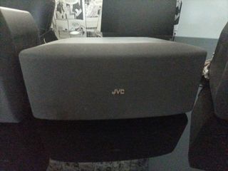 Altavoces JVC traseros y central grises