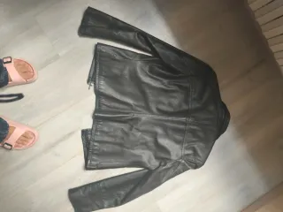 Cazadora de piel negra