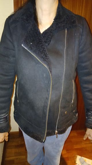 Cazadora ante negro mujer