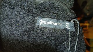 Cazadora ante negro mujer