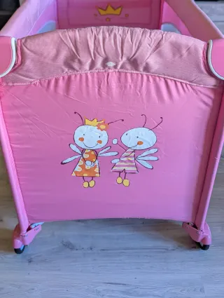 Cuna de viaje rosa impecable.