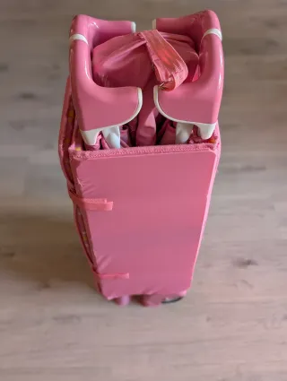 Cuna de viaje rosa impecable.