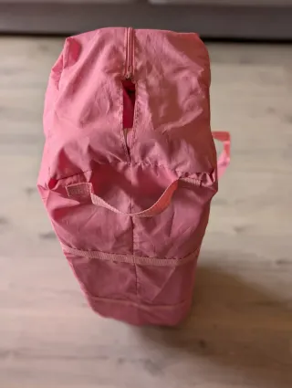 Cuna de viaje rosa impecable.