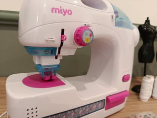 Máquina de coser de juguete Miyo con accesorios