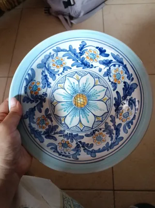 Piatto decorativo in ceramica dipinta a mano