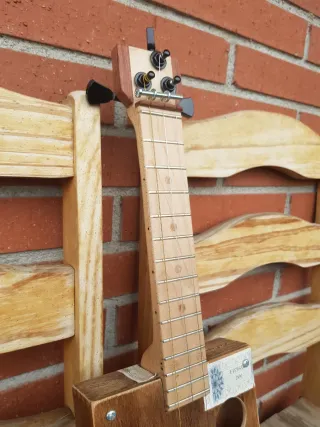 Cigar Box Guitar + funda
