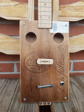 Cigar Box Guitar + funda