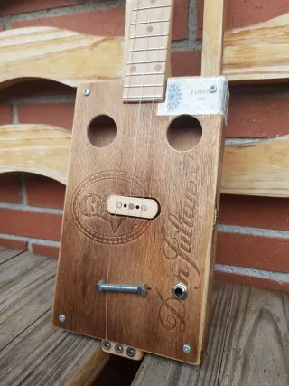 Cigar Box Guitar + funda