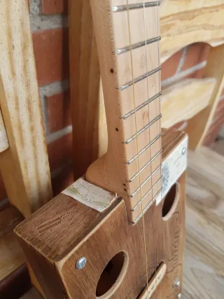 Cigar Box Guitar + funda