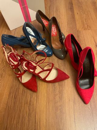 Zapatos de tacón azules y rojos