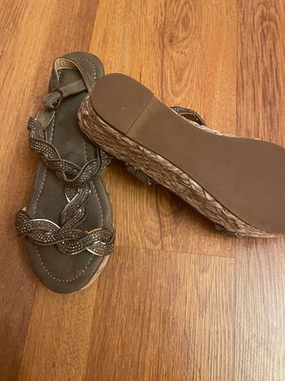 Zapatos de tacón azules y rojos