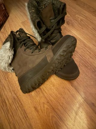 Zapatos de tacón azules y rojos