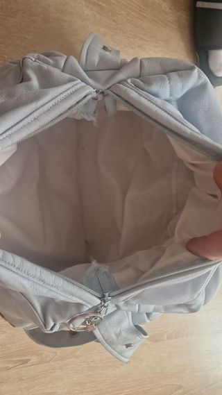 Bolso polipiel beige y celeste con lazo