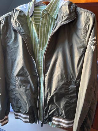 Chaqueta y camisa verde chico