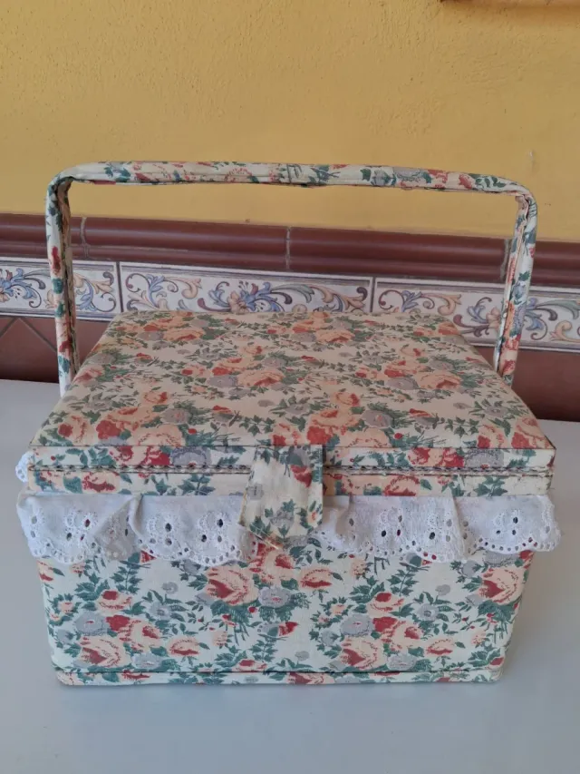 Costurero Antiguo con Accesorios