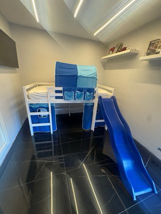 Cama alta con tobogán y tienda azul