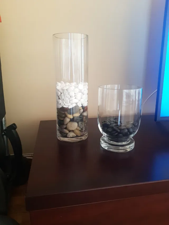 Jarrones de cristal con piedras decorativas