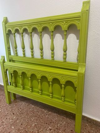 Cama infantil 90 madera maciza  pintada en verde.