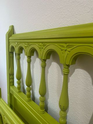 Cama infantil 90 madera maciza  pintada en verde.