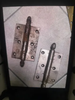 Bisagras de puerta metálicas antiguas