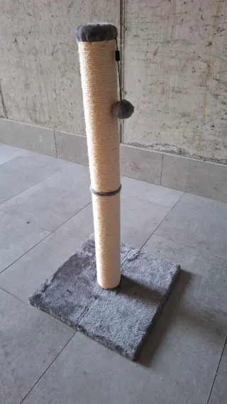 Tiragraffi per gatti con palla